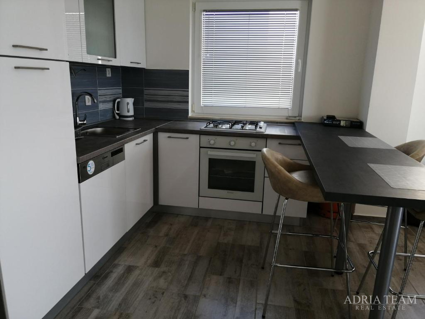 KUĆA S 3 STAMBENE JEDINICE I BAZENOM, POGLED NA MORE - MASLENICA