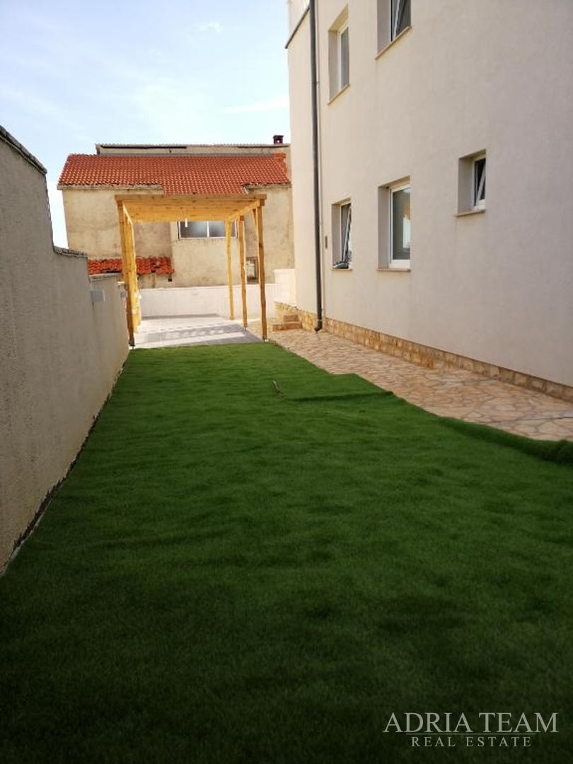 KUĆA S 3 STAMBENE JEDINICE I BAZENOM, POGLED NA MORE - MASLENICA