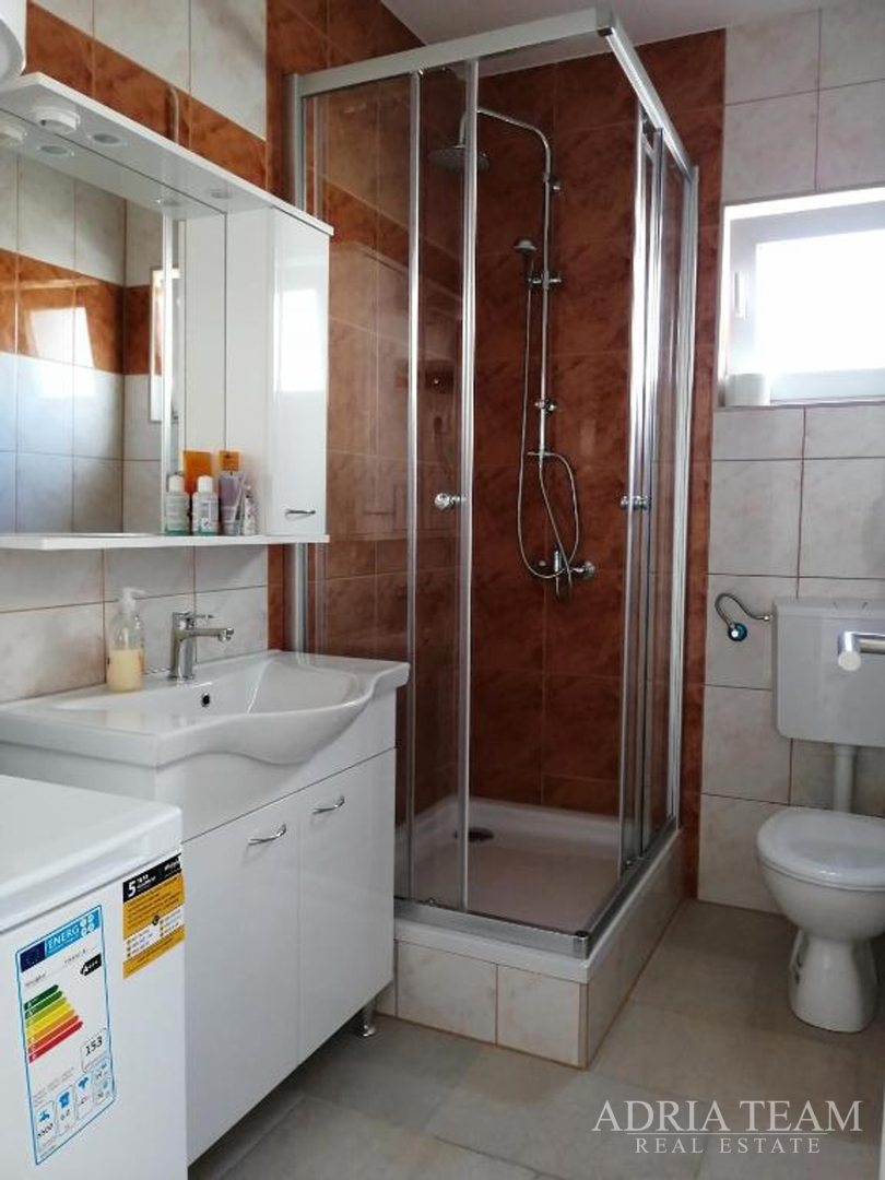 KUĆA S 3 STAMBENE JEDINICE I BAZENOM, POGLED NA MORE - MASLENICA