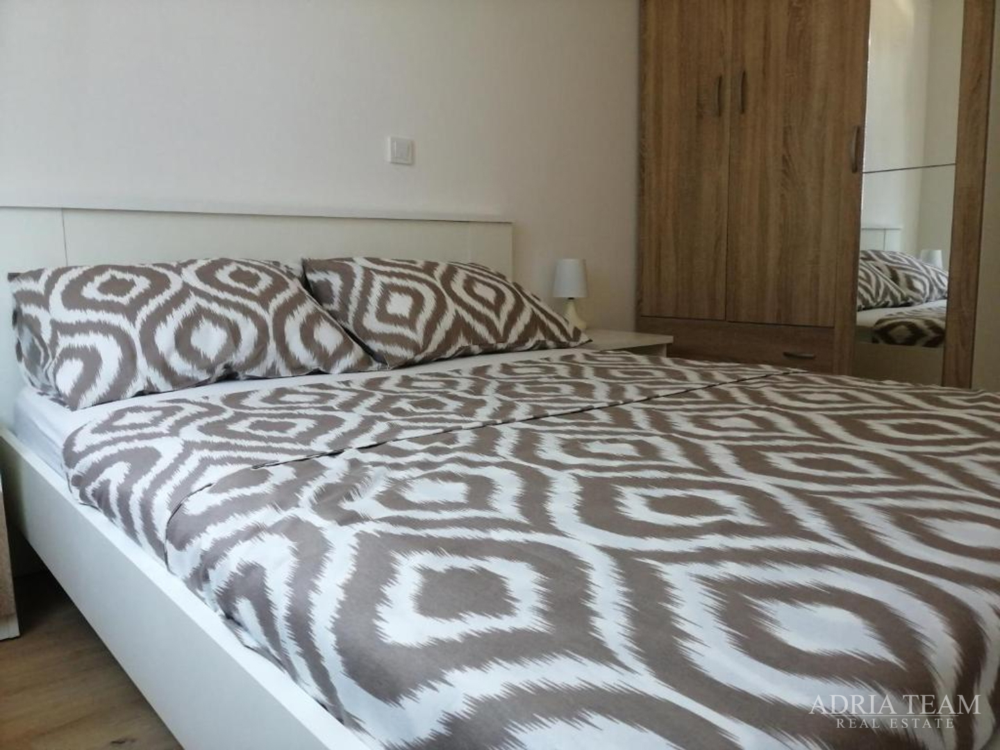 KUĆA S 3 STAMBENE JEDINICE I BAZENOM, POGLED NA MORE - MASLENICA