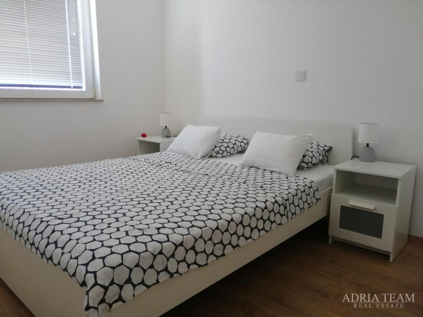 KUĆA S 3 STAMBENE JEDINICE I BAZENOM, POGLED NA MORE - MASLENICA