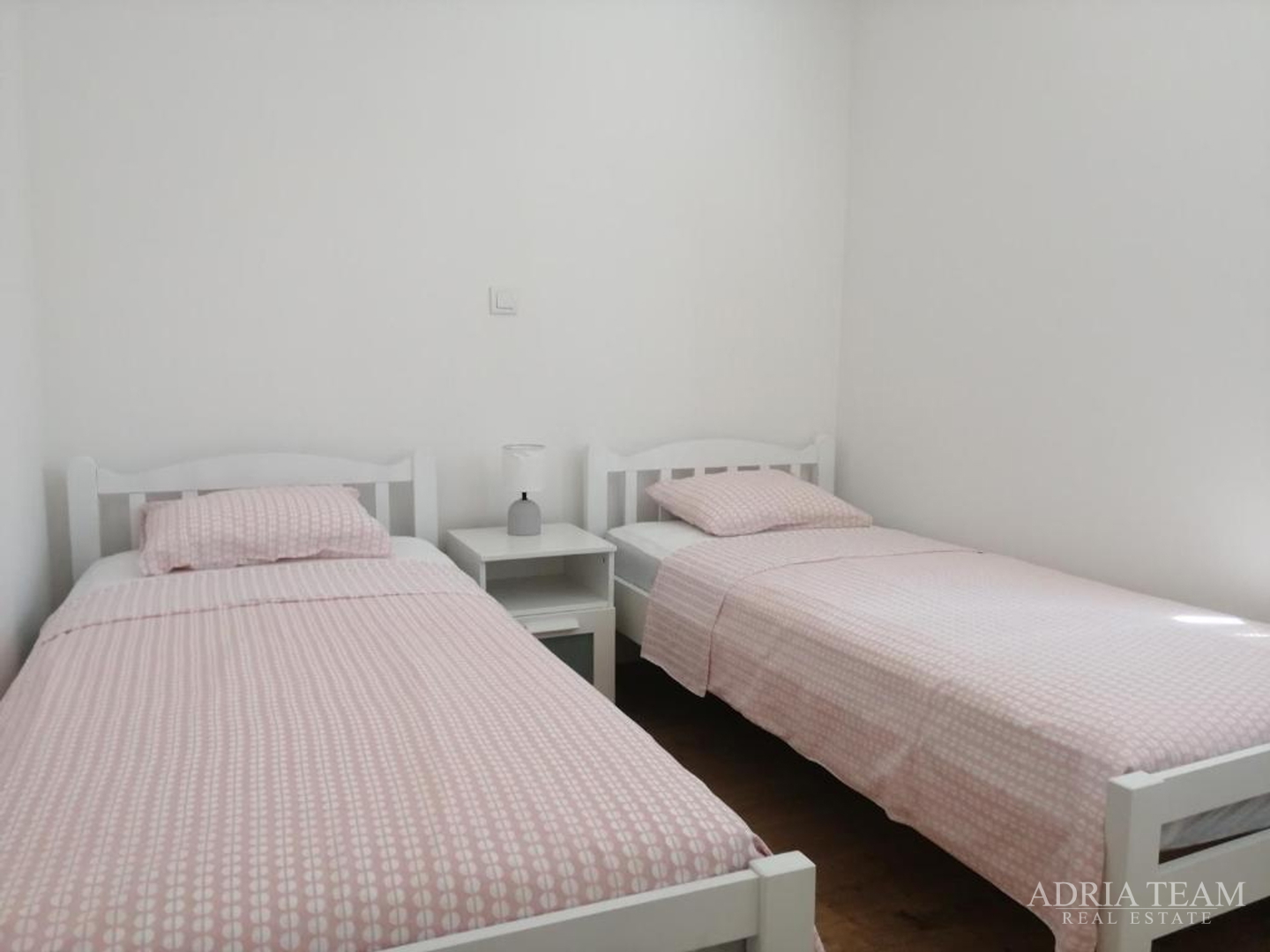 KUĆA S 3 STAMBENE JEDINICE I BAZENOM, POGLED NA MORE - MASLENICA