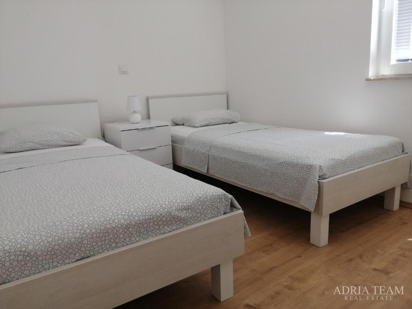 KUĆA S 3 STAMBENE JEDINICE I BAZENOM, POGLED NA MORE - MASLENICA