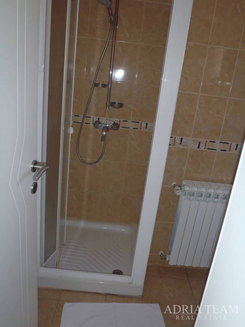 KUĆA U PRVOM REDU DO MORA, PREKRASAN POGLED IZ SVIH PROSTORIJA - BRODARICA, ZADAR