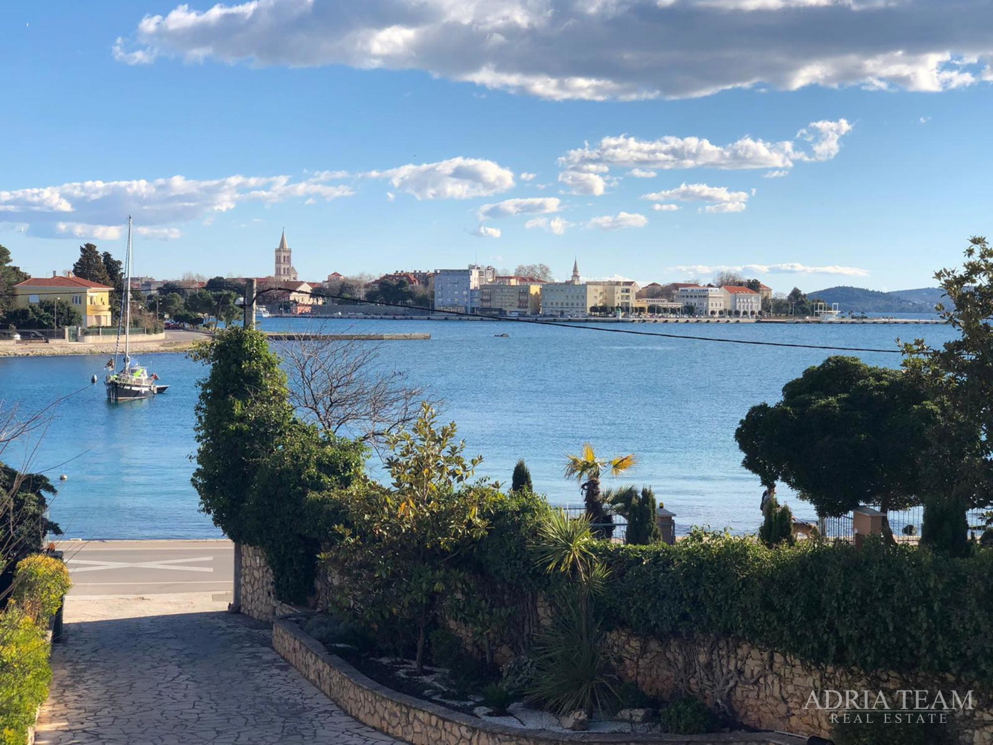 KUĆA U PRVOM REDU DO MORA, PREKRASAN POGLED IZ SVIH PROSTORIJA - BRODARICA, ZADAR