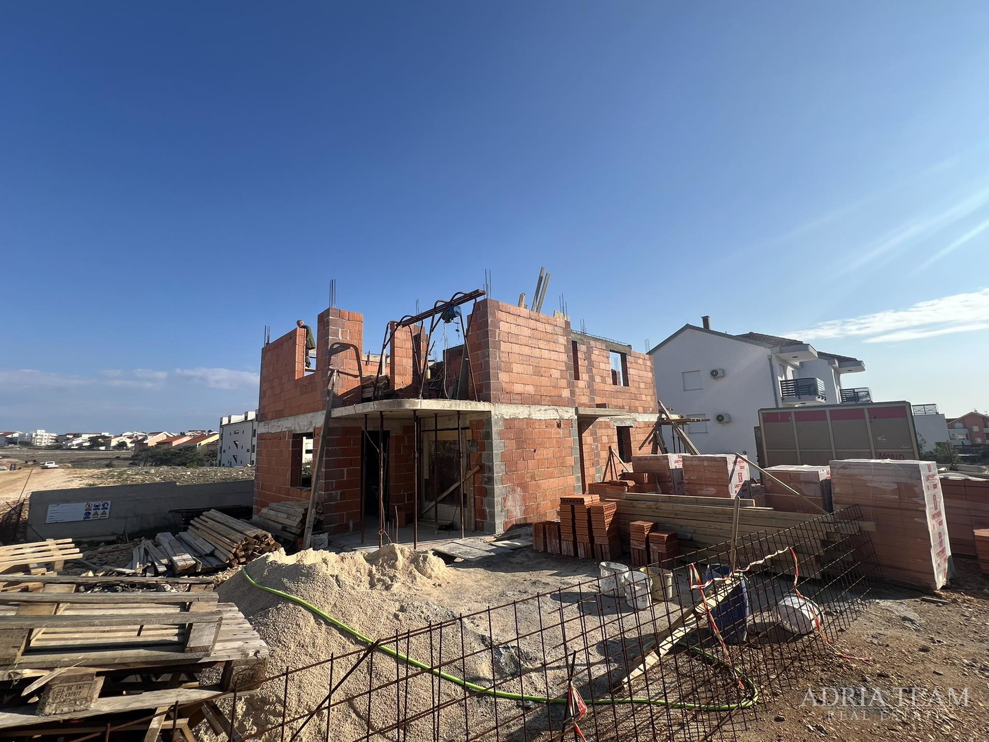 APARTMANI U STAMBENOJ ZGRADI, NOVOGRADNJA - POVLJANA, PAG