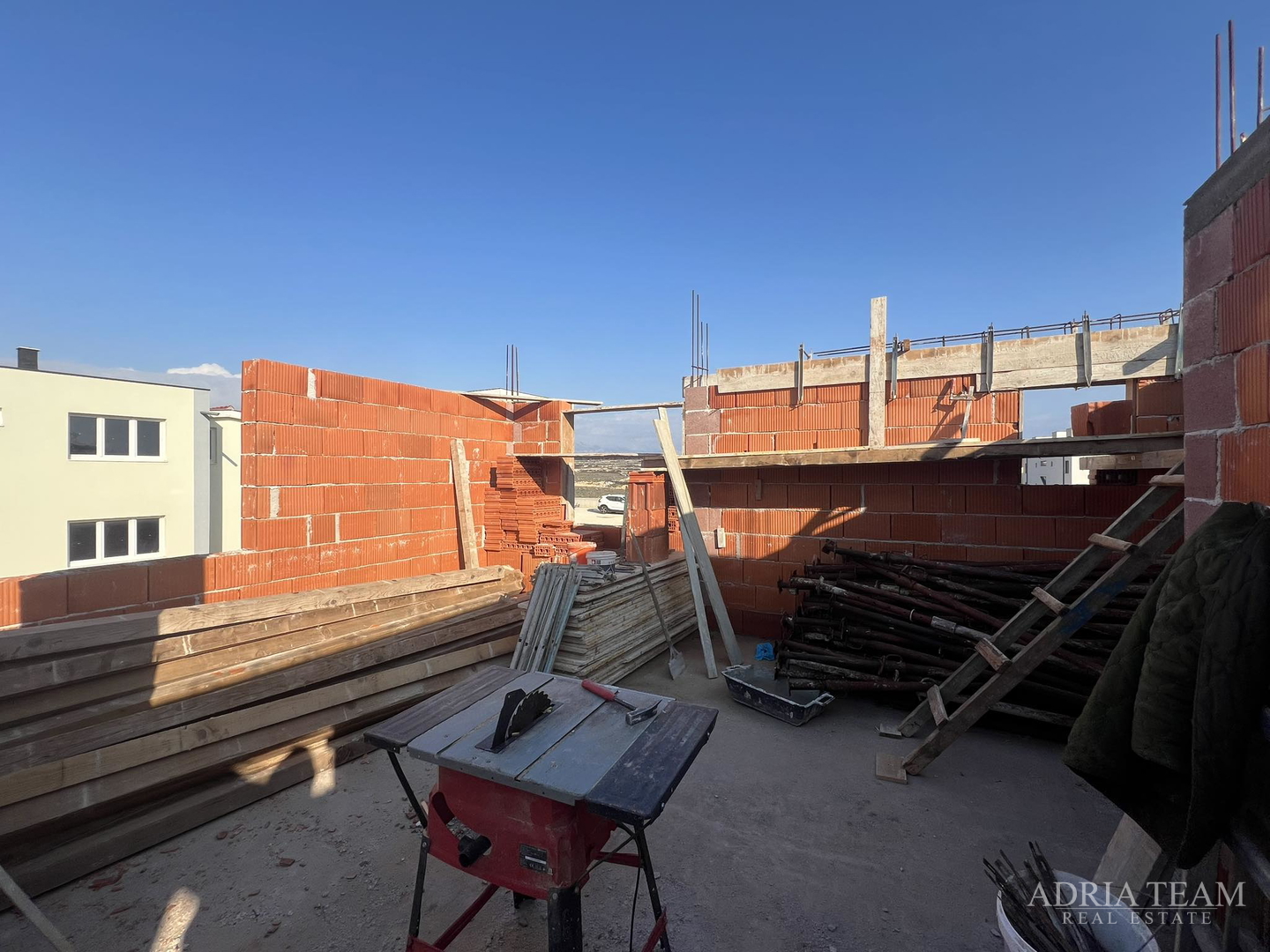 APARTMANI U STAMBENOJ ZGRADI, NOVOGRADNJA - POVLJANA, PAG