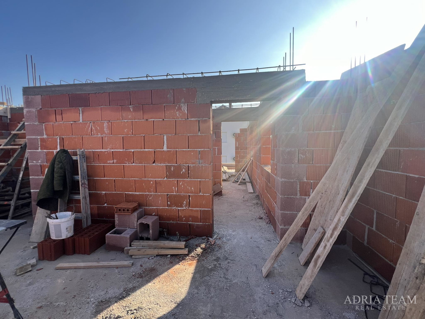 APARTMANI U STAMBENOJ ZGRADI, NOVOGRADNJA - POVLJANA, PAG
