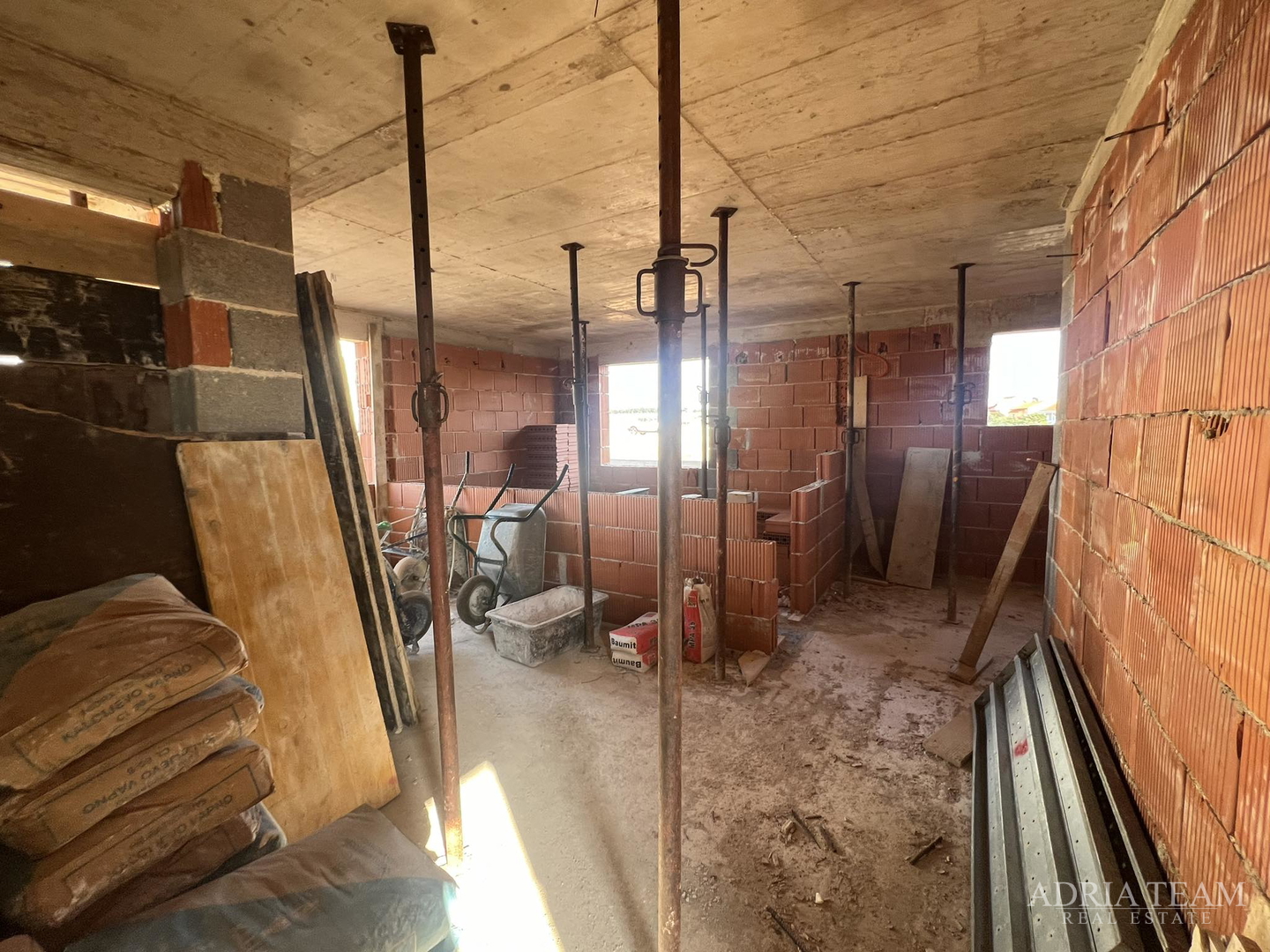 APARTMANI U STAMBENOJ ZGRADI, NOVOGRADNJA - POVLJANA, PAG