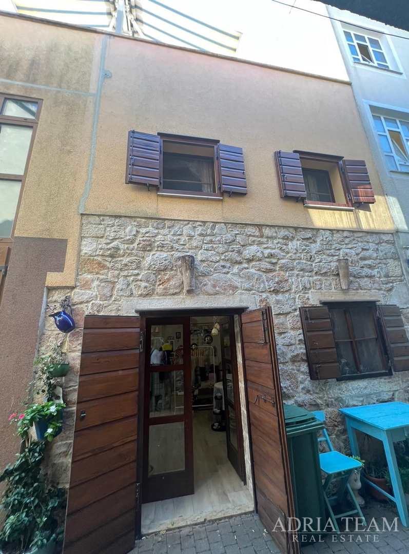 KUĆA U NIZU S APARTMANOM I POSLOVNIM PROSTOROM, IZVRSNA LOKACIJA I INVESTICIJA - PIROVAC, CENTAR