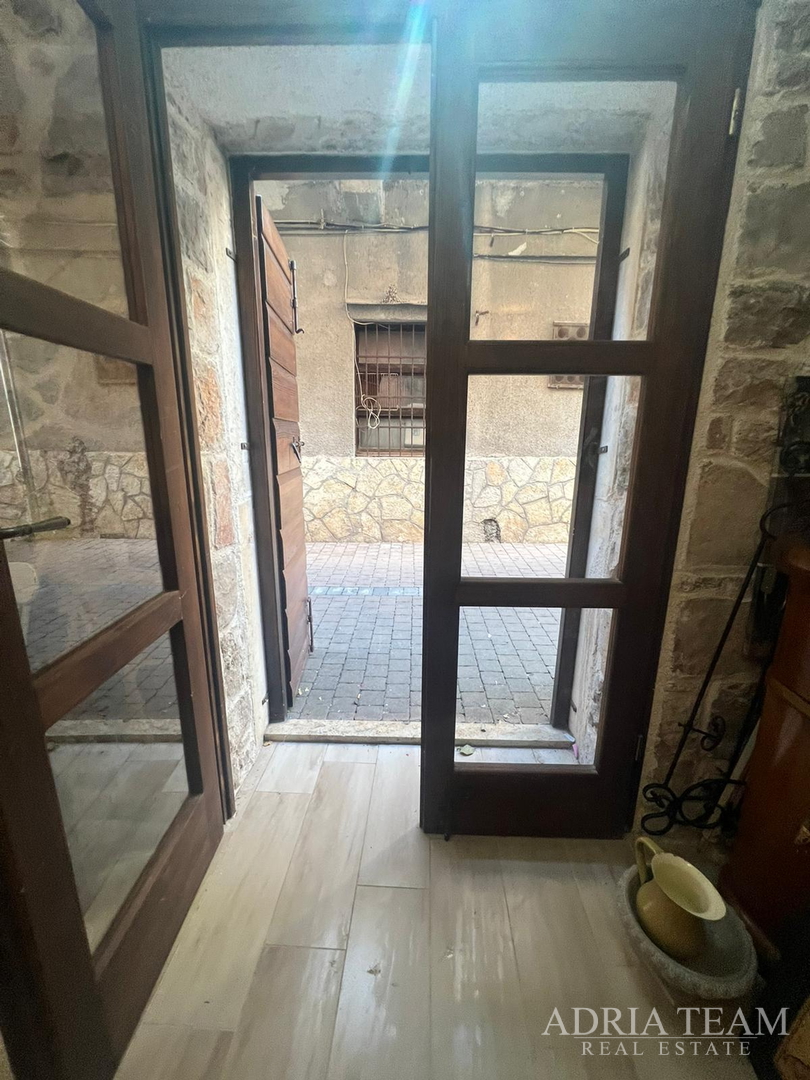 KUĆA U NIZU S APARTMANOM I POSLOVNIM PROSTOROM, IZVRSNA LOKACIJA I INVESTICIJA - PIROVAC, CENTAR