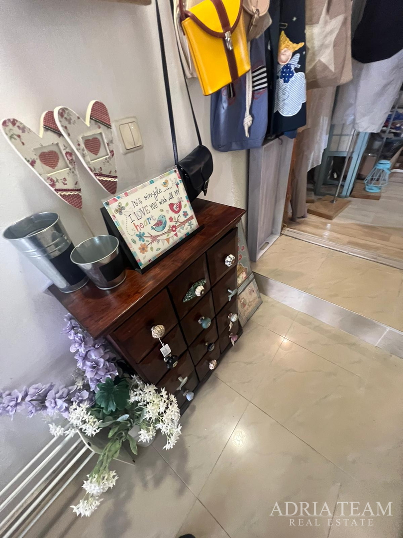 KUĆA U NIZU S APARTMANOM I POSLOVNIM PROSTOROM, IZVRSNA LOKACIJA I INVESTICIJA - PIROVAC, CENTAR