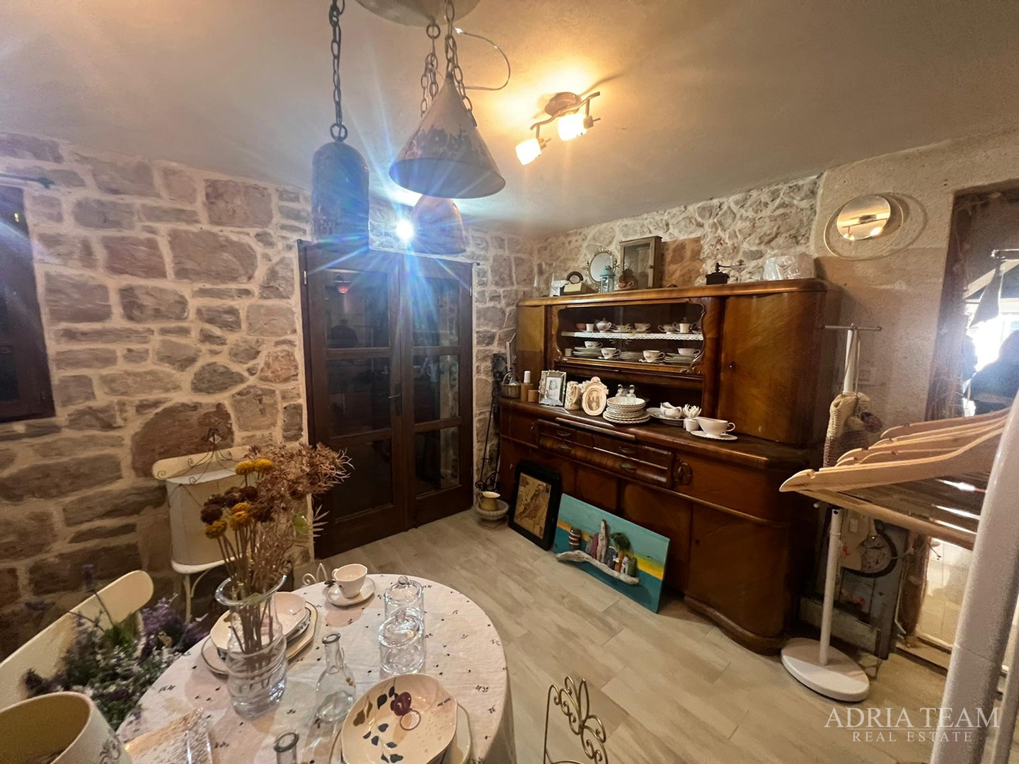 KUĆA U NIZU S APARTMANOM I POSLOVNIM PROSTOROM, IZVRSNA LOKACIJA I INVESTICIJA - PIROVAC, CENTAR