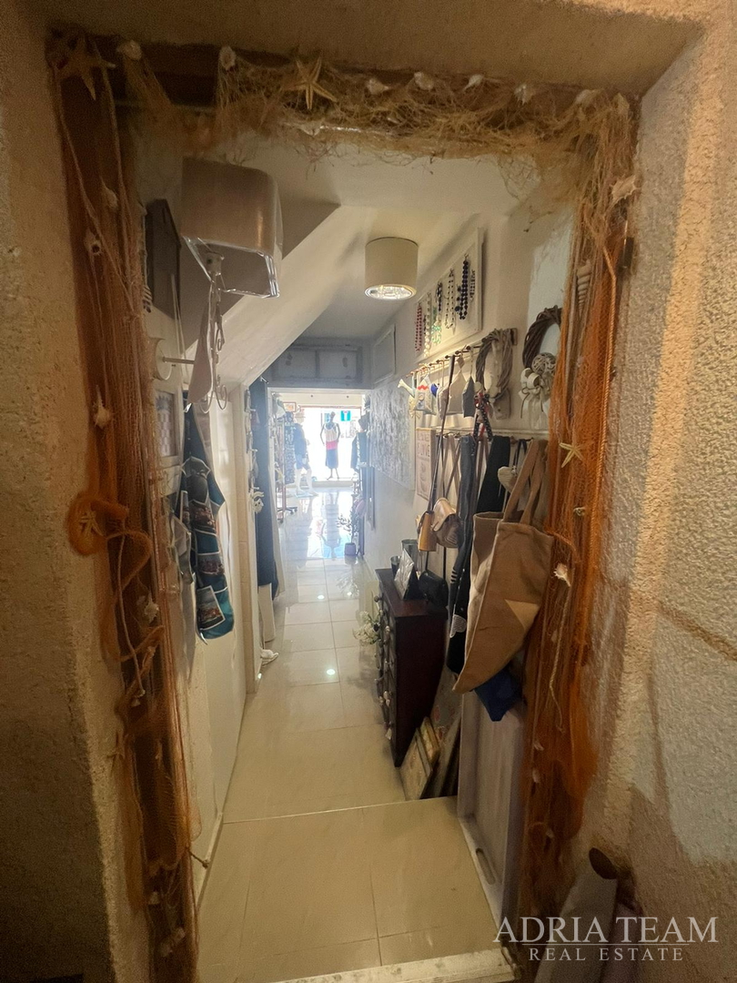 KUĆA U NIZU S APARTMANOM I POSLOVNIM PROSTOROM, IZVRSNA LOKACIJA I INVESTICIJA - PIROVAC, CENTAR