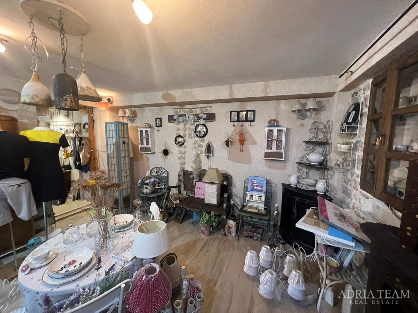 KUĆA U NIZU S APARTMANOM I POSLOVNIM PROSTOROM, IZVRSNA LOKACIJA I INVESTICIJA - PIROVAC, CENTAR