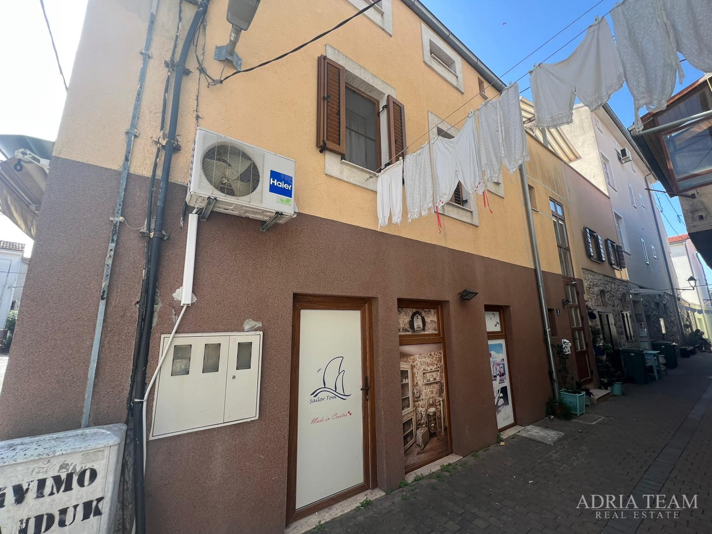 KUĆA U NIZU S APARTMANOM I POSLOVNIM PROSTOROM, IZVRSNA LOKACIJA I INVESTICIJA - PIROVAC, CENTAR