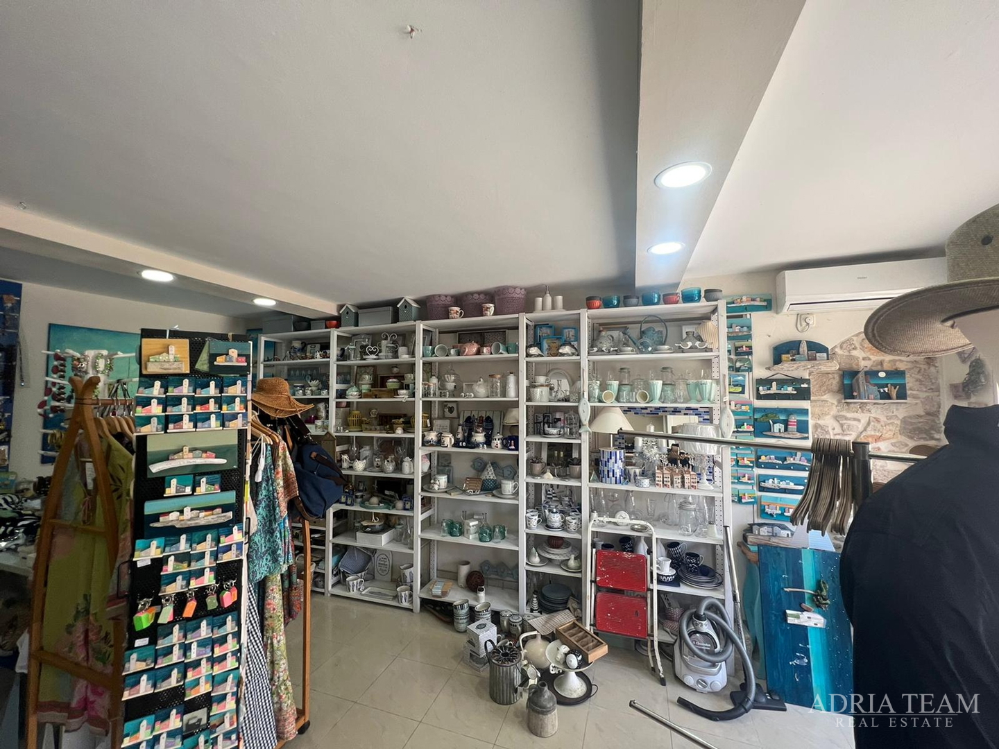 KUĆA U NIZU S APARTMANOM I POSLOVNIM PROSTOROM, IZVRSNA LOKACIJA I INVESTICIJA - PIROVAC, CENTAR