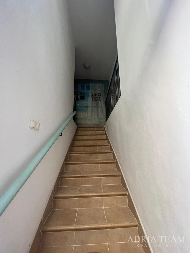 KUĆA U NIZU S APARTMANOM I POSLOVNIM PROSTOROM, IZVRSNA LOKACIJA I INVESTICIJA - PIROVAC, CENTAR