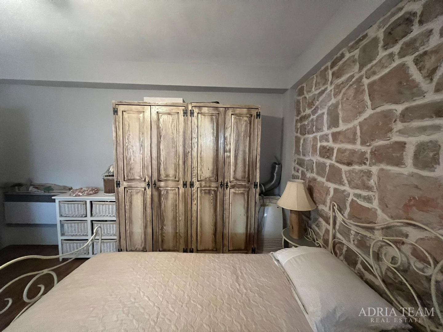 KUĆA U NIZU S APARTMANOM I POSLOVNIM PROSTOROM, IZVRSNA LOKACIJA I INVESTICIJA - PIROVAC, CENTAR