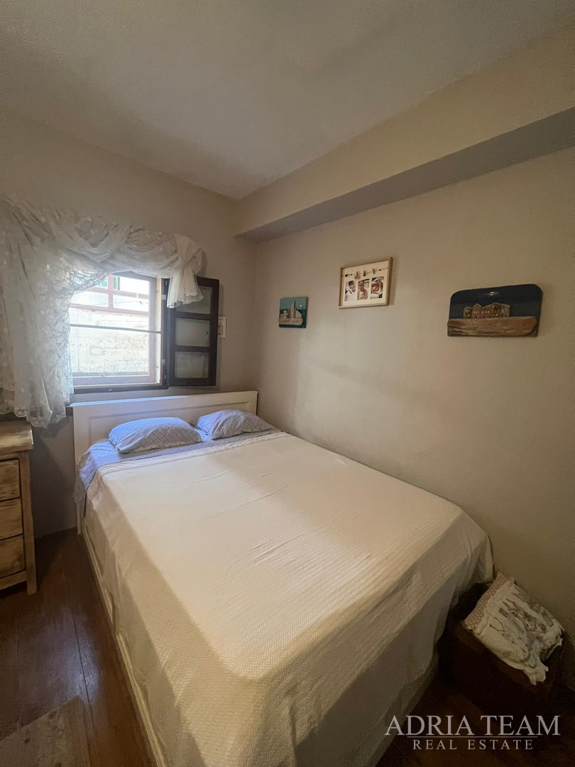 KUĆA U NIZU S APARTMANOM I POSLOVNIM PROSTOROM, IZVRSNA LOKACIJA I INVESTICIJA - PIROVAC, CENTAR