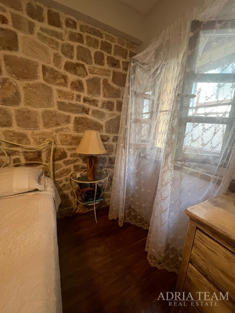 KUĆA U NIZU S APARTMANOM I POSLOVNIM PROSTOROM, IZVRSNA LOKACIJA I INVESTICIJA - PIROVAC, CENTAR