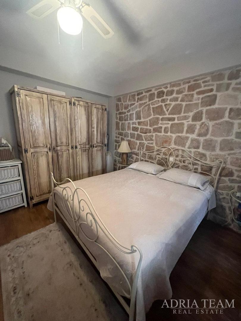 KUĆA U NIZU S APARTMANOM I POSLOVNIM PROSTOROM, IZVRSNA LOKACIJA I INVESTICIJA - PIROVAC, CENTAR