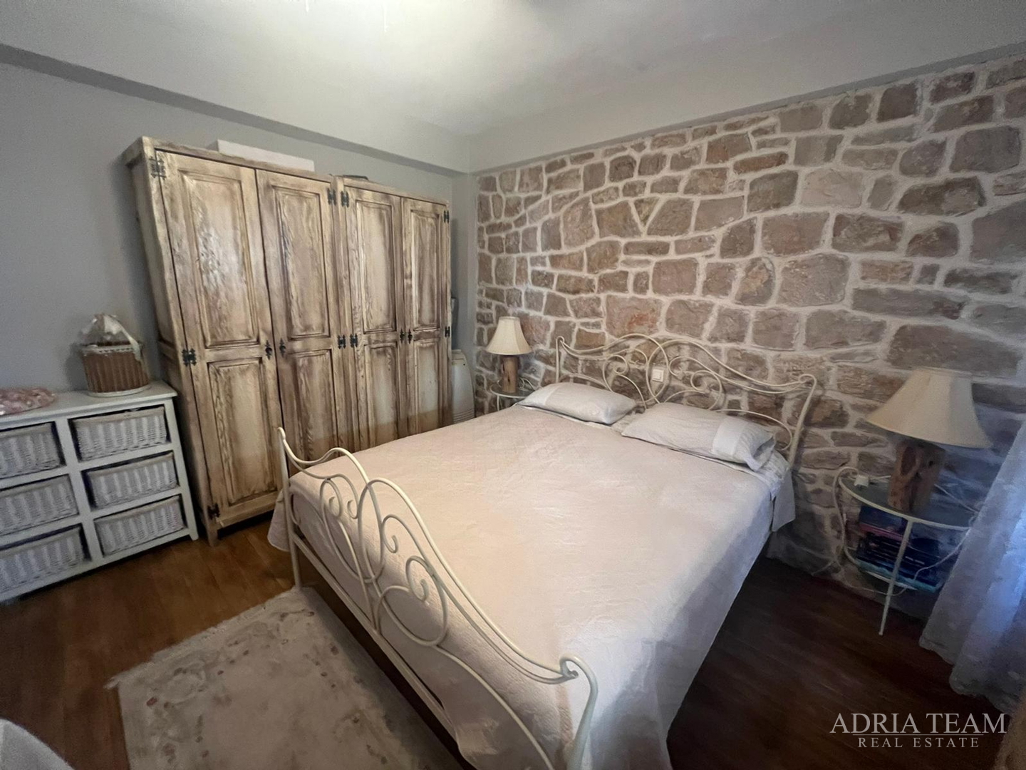 KUĆA U NIZU S APARTMANOM I POSLOVNIM PROSTOROM, IZVRSNA LOKACIJA I INVESTICIJA - PIROVAC, CENTAR