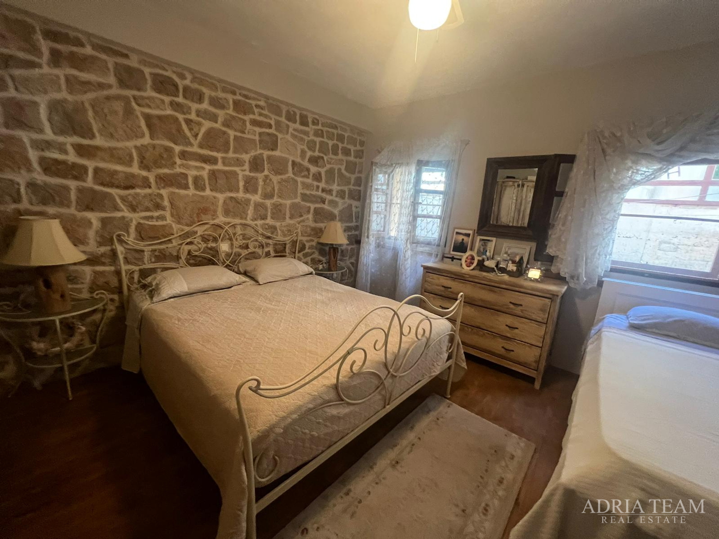 KUĆA U NIZU S APARTMANOM I POSLOVNIM PROSTOROM, IZVRSNA LOKACIJA I INVESTICIJA - PIROVAC, CENTAR