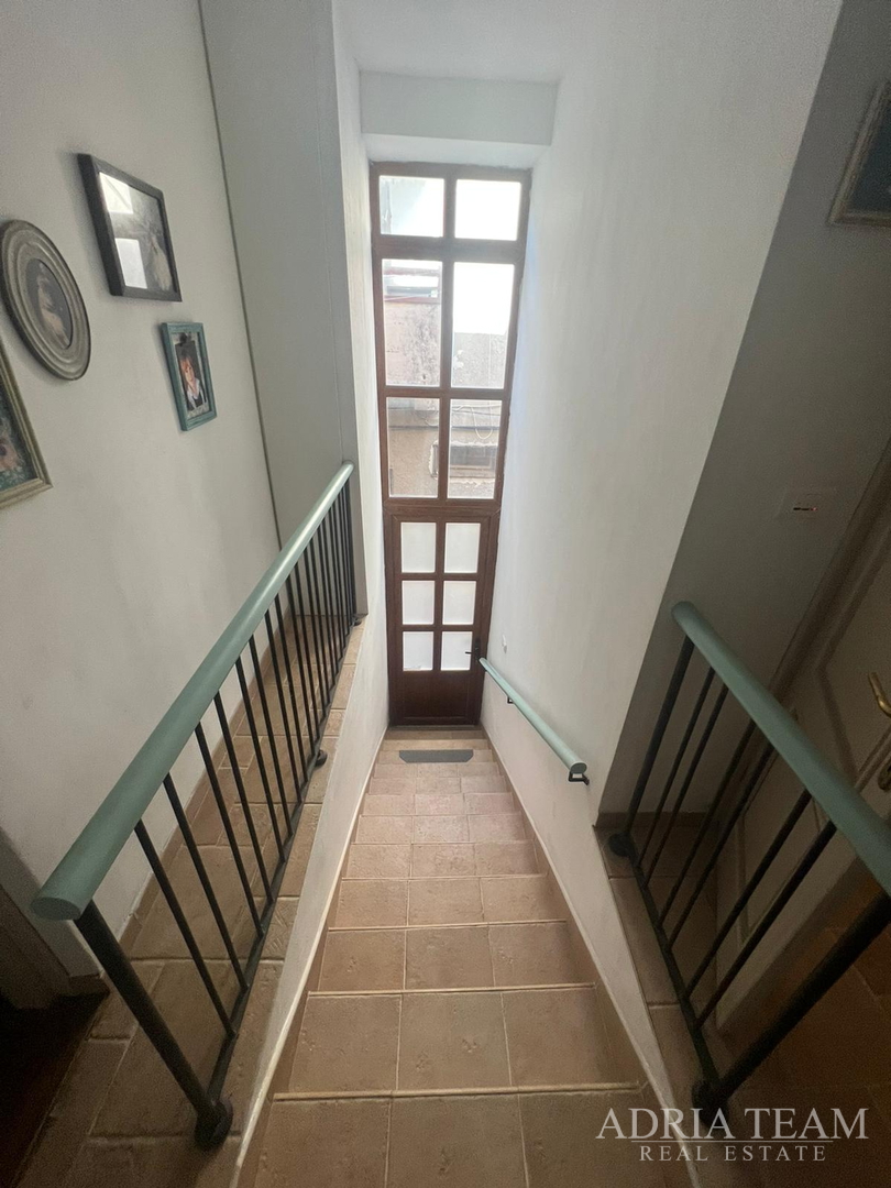 KUĆA U NIZU S APARTMANOM I POSLOVNIM PROSTOROM, IZVRSNA LOKACIJA I INVESTICIJA - PIROVAC, CENTAR