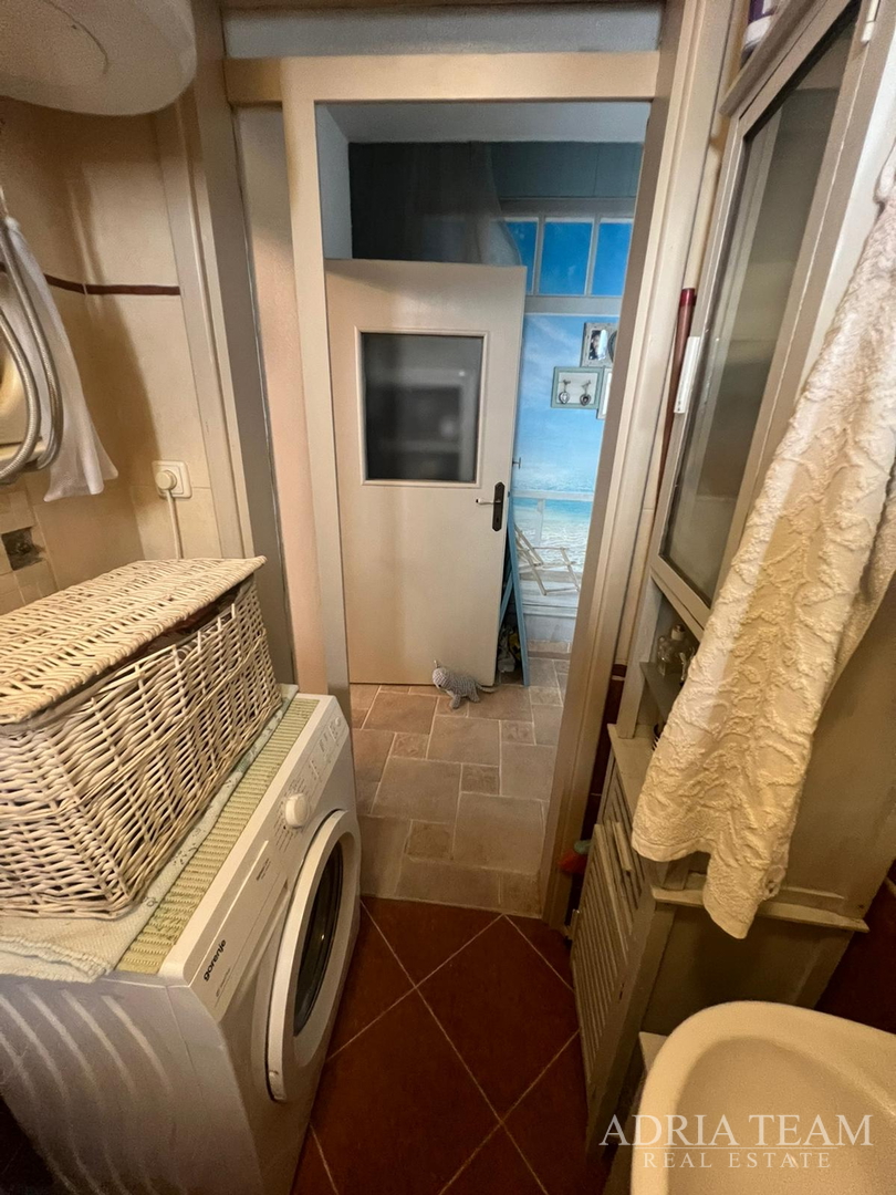 KUĆA U NIZU S APARTMANOM I POSLOVNIM PROSTOROM, IZVRSNA LOKACIJA I INVESTICIJA - PIROVAC, CENTAR