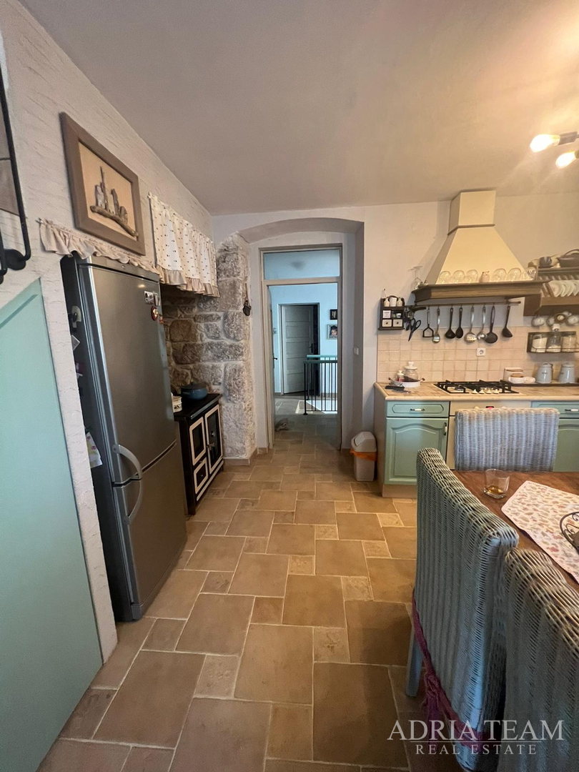 KUĆA U NIZU S APARTMANOM I POSLOVNIM PROSTOROM, IZVRSNA LOKACIJA I INVESTICIJA - PIROVAC, CENTAR