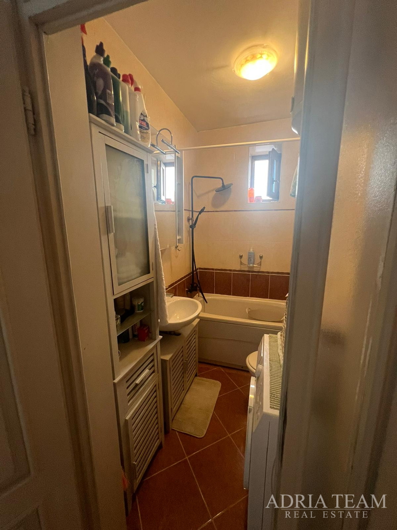 KUĆA U NIZU S APARTMANOM I POSLOVNIM PROSTOROM, IZVRSNA LOKACIJA I INVESTICIJA - PIROVAC, CENTAR