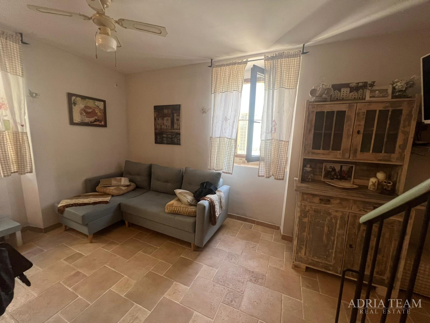 KUĆA U NIZU S APARTMANOM I POSLOVNIM PROSTOROM, IZVRSNA LOKACIJA I INVESTICIJA - PIROVAC, CENTAR