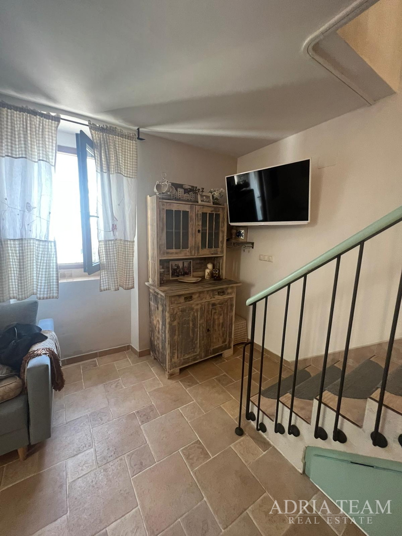 KUĆA U NIZU S APARTMANOM I POSLOVNIM PROSTOROM, IZVRSNA LOKACIJA I INVESTICIJA - PIROVAC, CENTAR