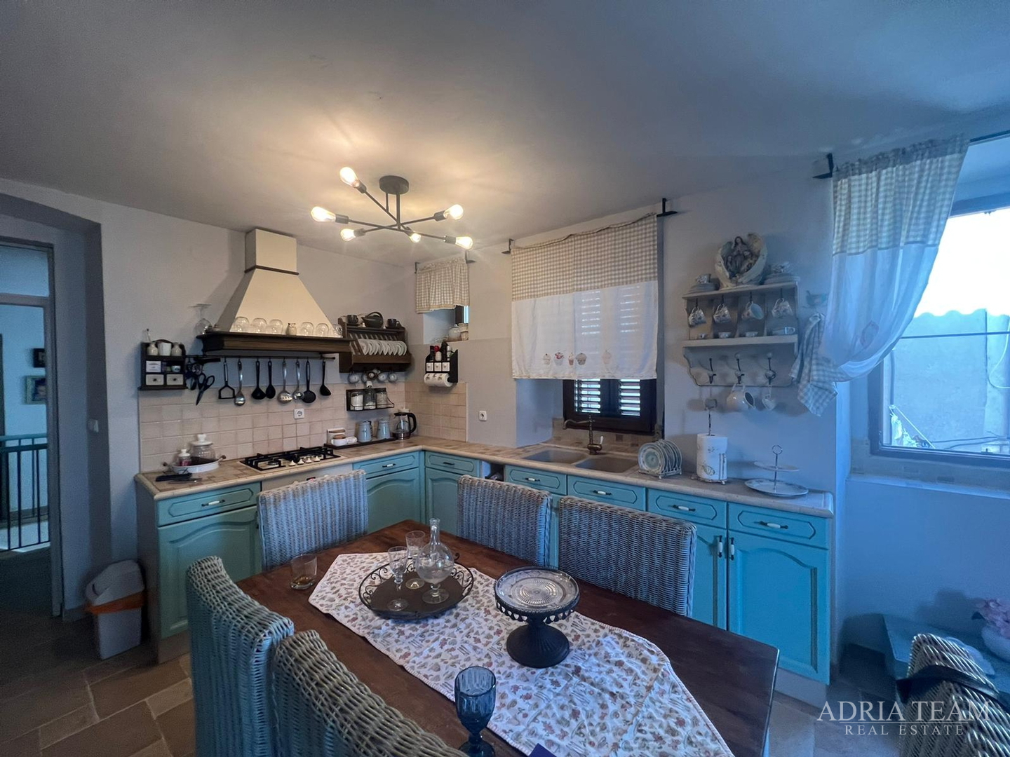 KUĆA U NIZU S APARTMANOM I POSLOVNIM PROSTOROM, IZVRSNA LOKACIJA I INVESTICIJA - PIROVAC, CENTAR