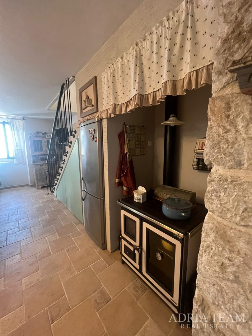 KUĆA U NIZU S APARTMANOM I POSLOVNIM PROSTOROM, IZVRSNA LOKACIJA I INVESTICIJA - PIROVAC, CENTAR