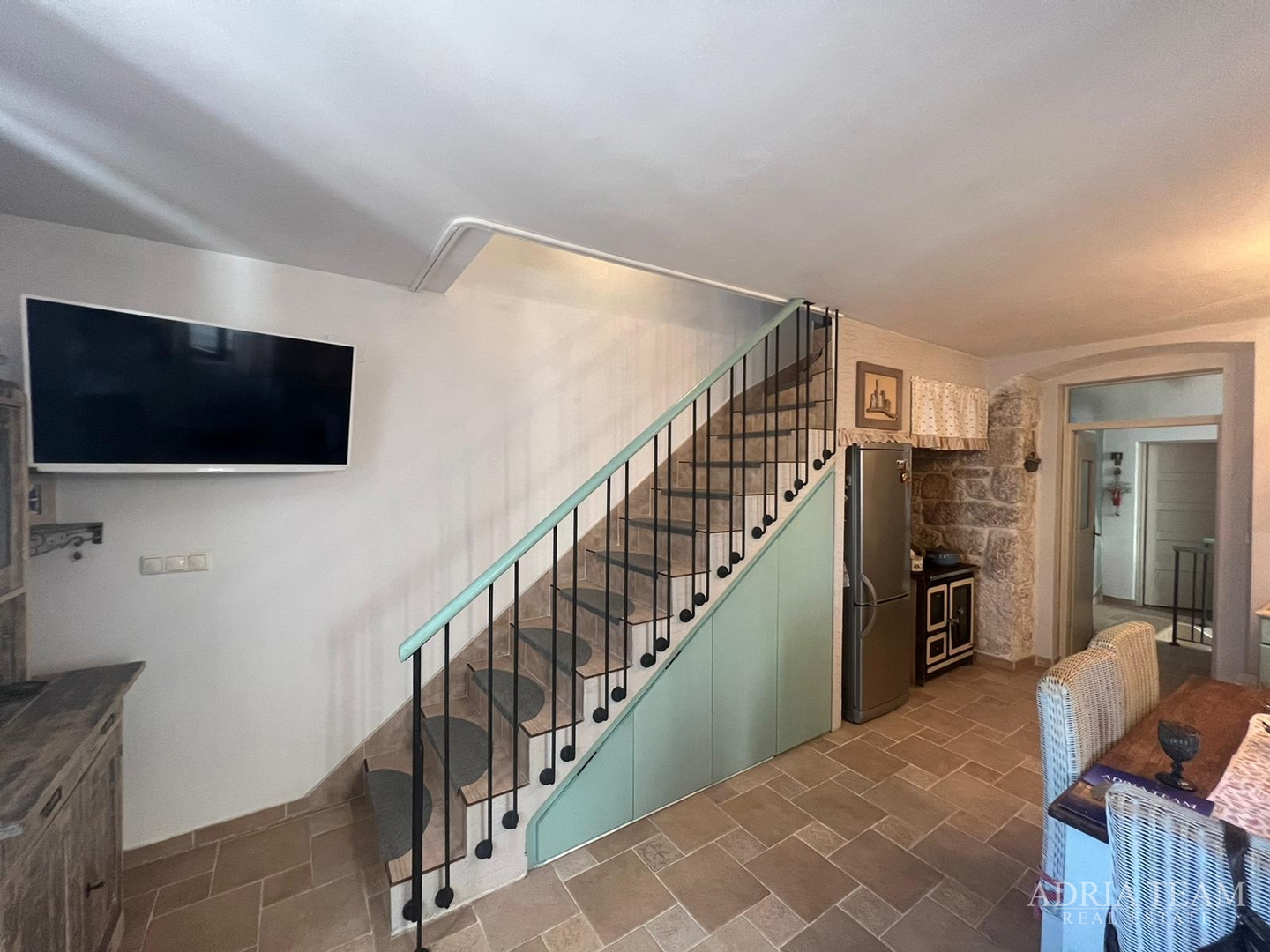 KUĆA U NIZU S APARTMANOM I POSLOVNIM PROSTOROM, IZVRSNA LOKACIJA I INVESTICIJA - PIROVAC, CENTAR