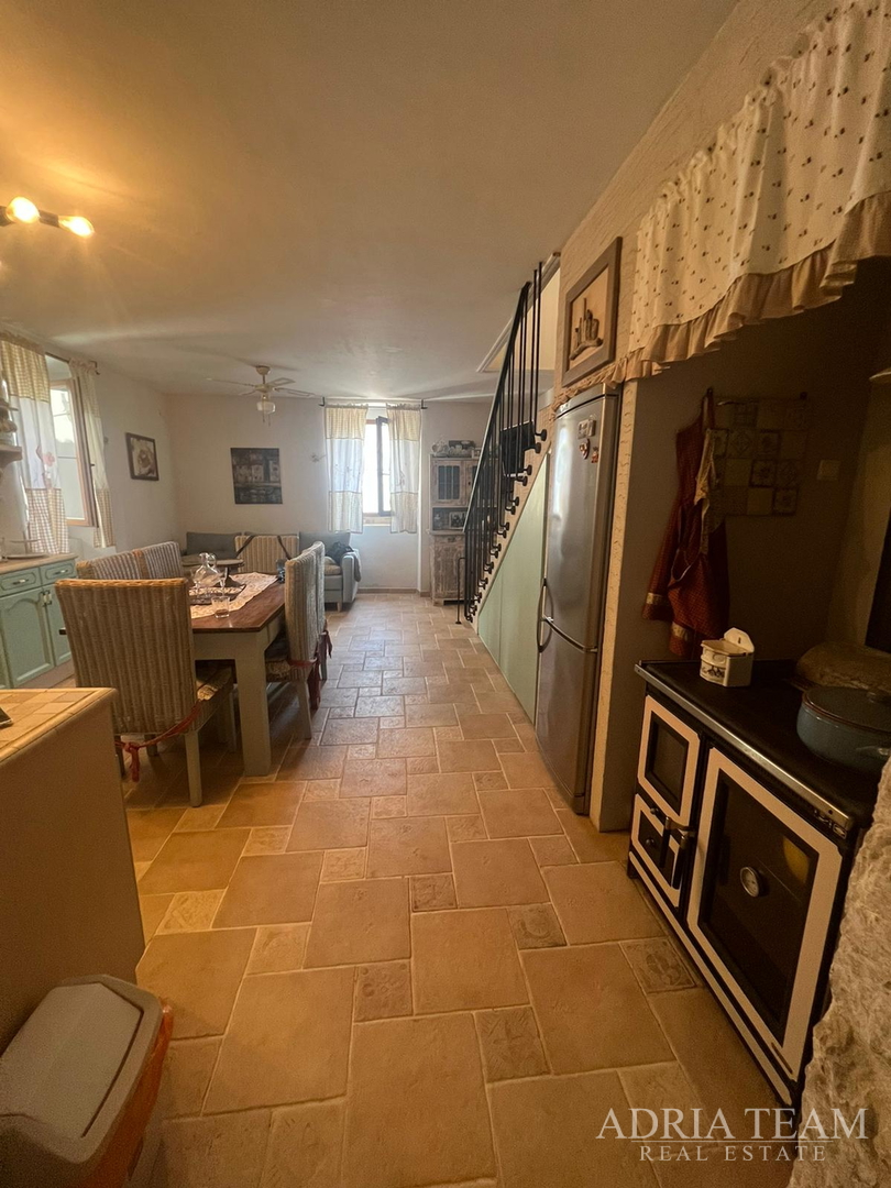 KUĆA U NIZU S APARTMANOM I POSLOVNIM PROSTOROM, IZVRSNA LOKACIJA I INVESTICIJA - PIROVAC, CENTAR