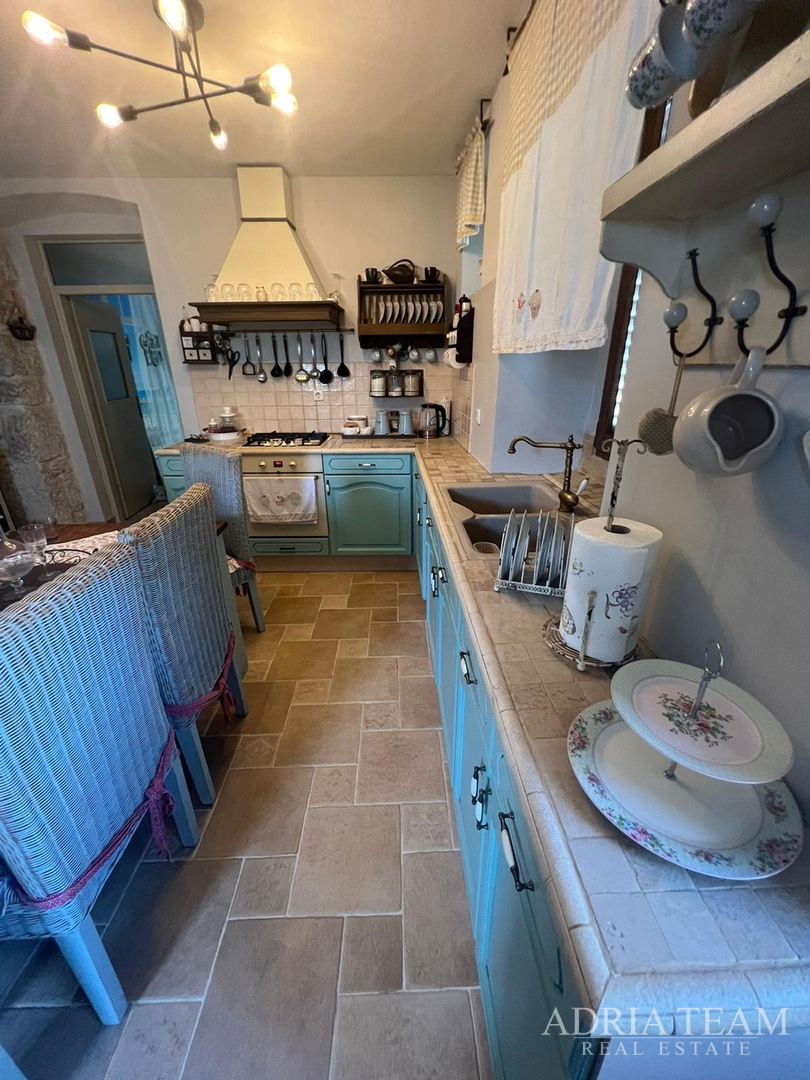 KUĆA U NIZU S APARTMANOM I POSLOVNIM PROSTOROM, IZVRSNA LOKACIJA I INVESTICIJA - PIROVAC, CENTAR