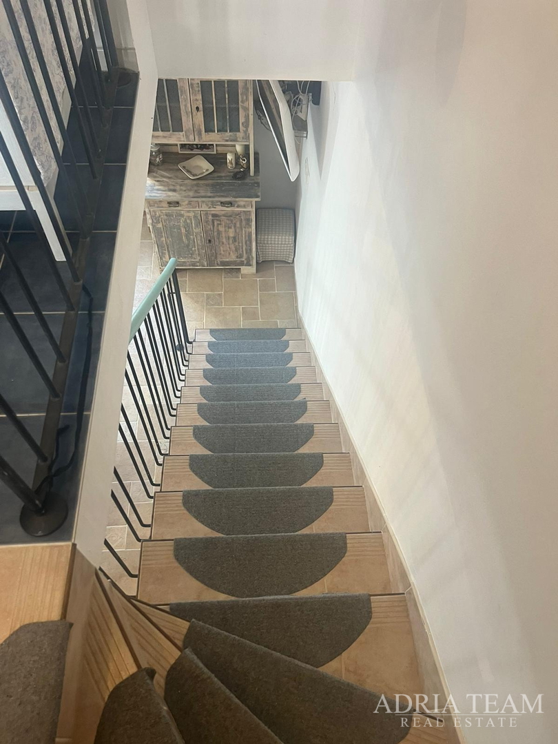 KUĆA U NIZU S APARTMANOM I POSLOVNIM PROSTOROM, IZVRSNA LOKACIJA I INVESTICIJA - PIROVAC, CENTAR