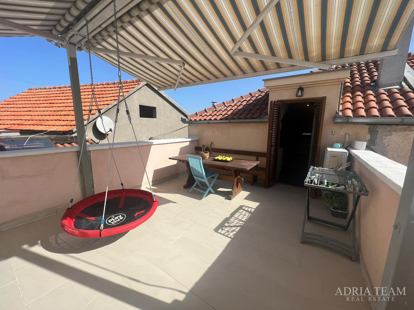 KUĆA U NIZU S APARTMANOM I POSLOVNIM PROSTOROM, IZVRSNA LOKACIJA I INVESTICIJA - PIROVAC, CENTAR