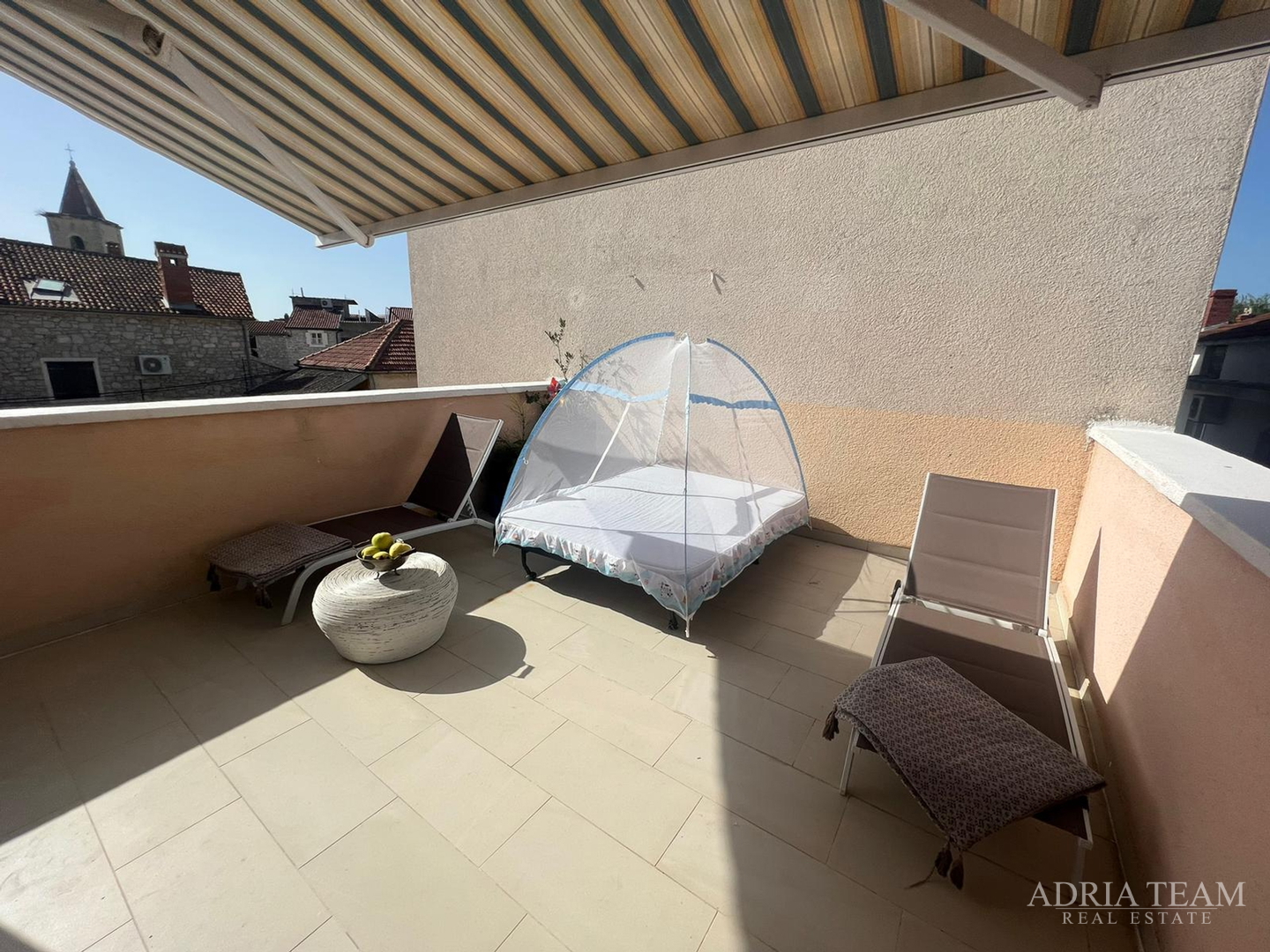 KUĆA U NIZU S APARTMANOM I POSLOVNIM PROSTOROM, IZVRSNA LOKACIJA I INVESTICIJA - PIROVAC, CENTAR