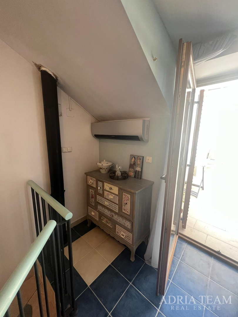 KUĆA U NIZU S APARTMANOM I POSLOVNIM PROSTOROM, IZVRSNA LOKACIJA I INVESTICIJA - PIROVAC, CENTAR