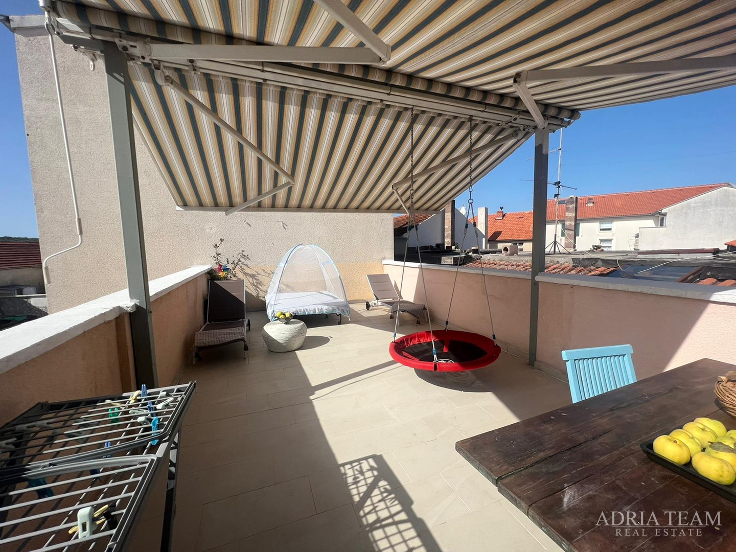 KUĆA U NIZU S APARTMANOM I POSLOVNIM PROSTOROM, IZVRSNA LOKACIJA I INVESTICIJA - PIROVAC, CENTAR