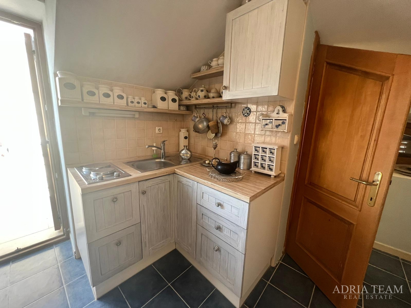 KUĆA U NIZU S APARTMANOM I POSLOVNIM PROSTOROM, IZVRSNA LOKACIJA I INVESTICIJA - PIROVAC, CENTAR