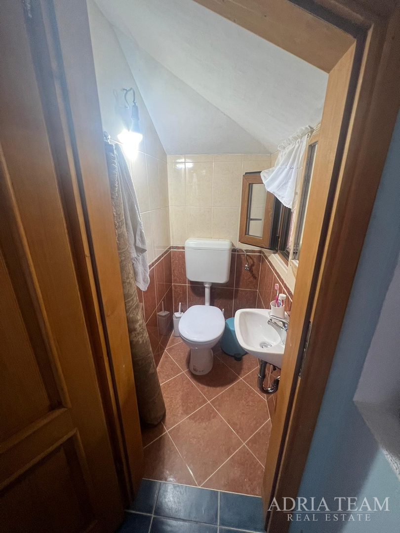 KUĆA U NIZU S APARTMANOM I POSLOVNIM PROSTOROM, IZVRSNA LOKACIJA I INVESTICIJA - PIROVAC, CENTAR