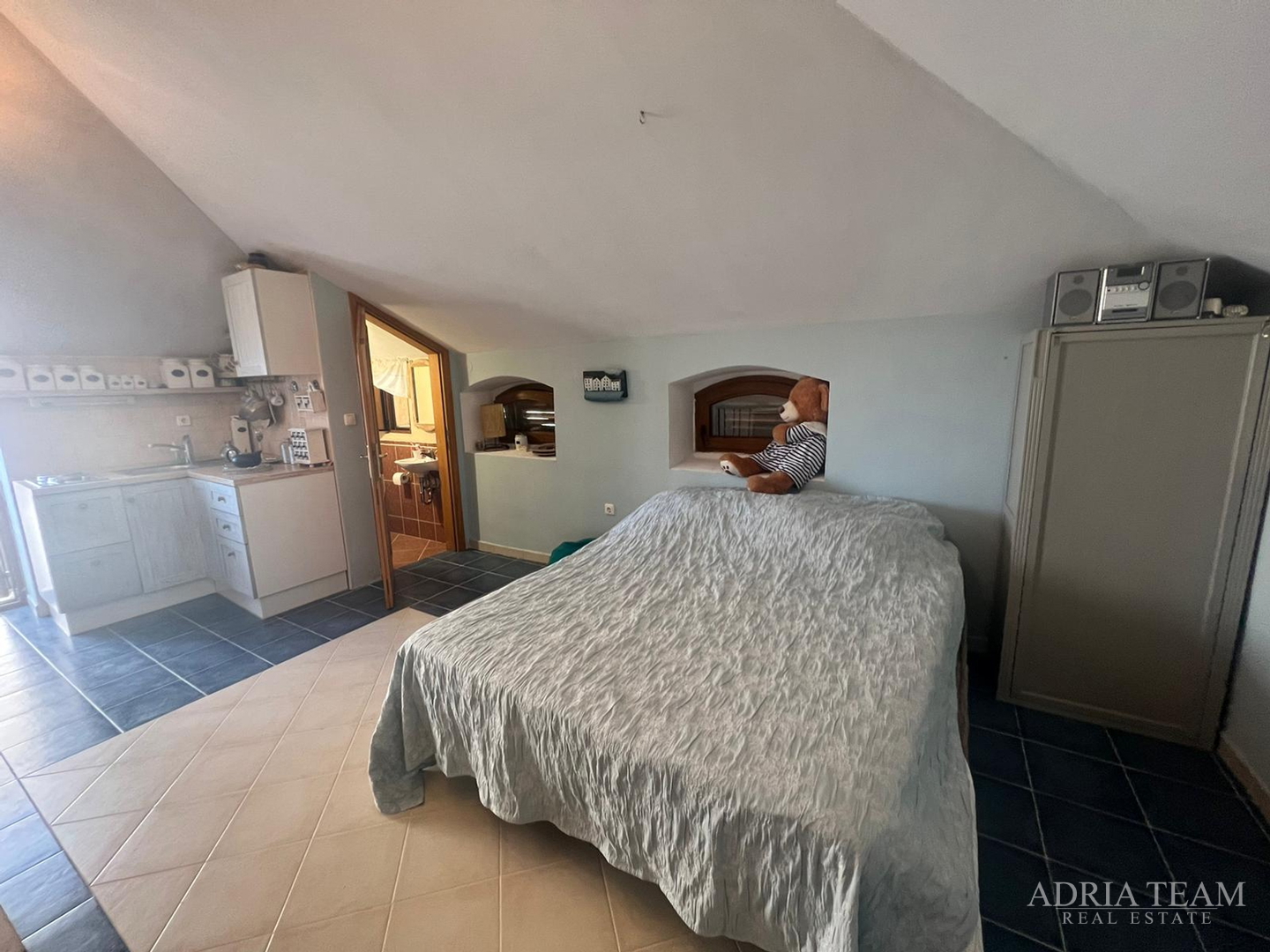 KUĆA U NIZU S APARTMANOM I POSLOVNIM PROSTOROM, IZVRSNA LOKACIJA I INVESTICIJA - PIROVAC, CENTAR