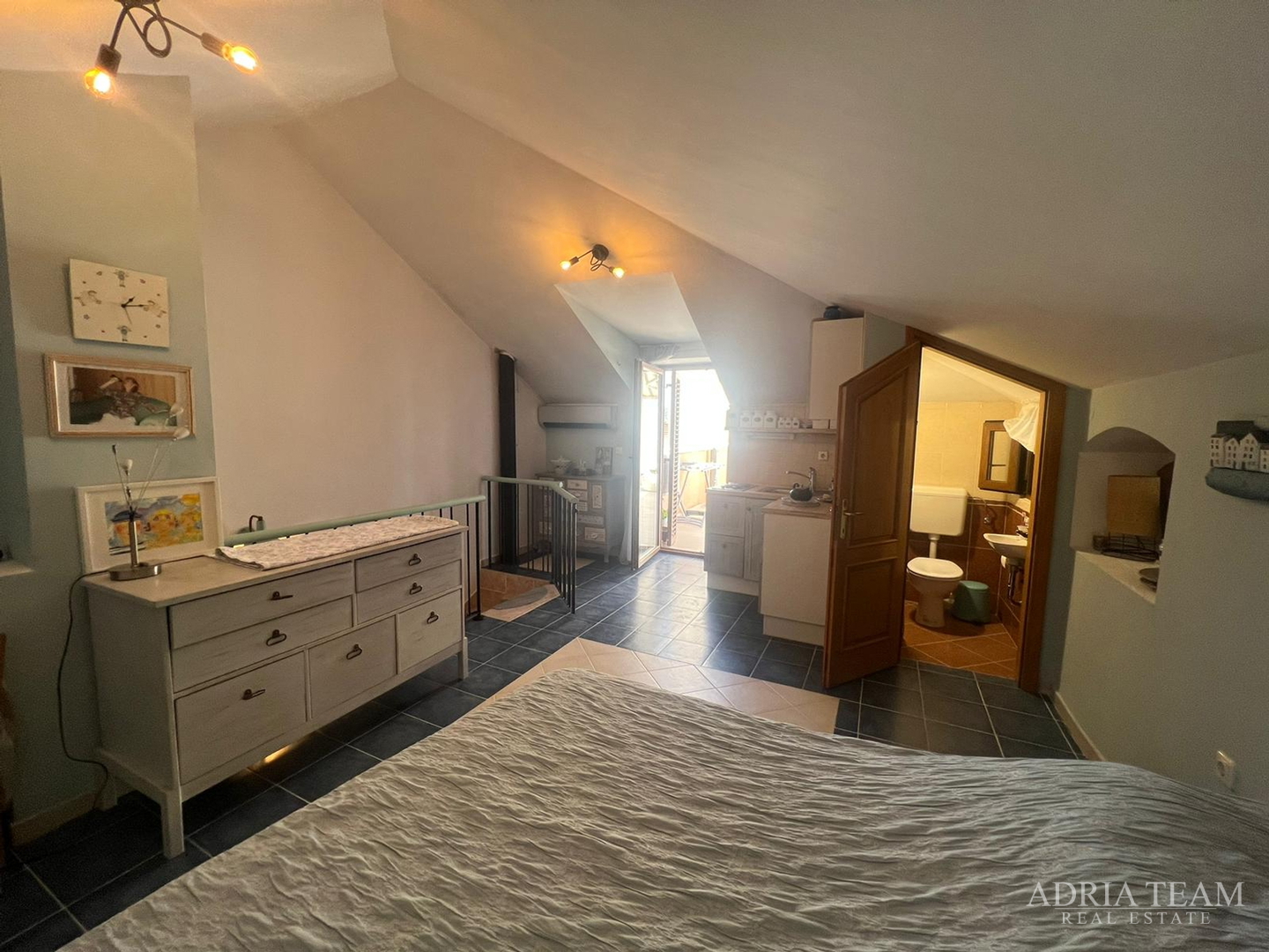 KUĆA U NIZU S APARTMANOM I POSLOVNIM PROSTOROM, IZVRSNA LOKACIJA I INVESTICIJA - PIROVAC, CENTAR