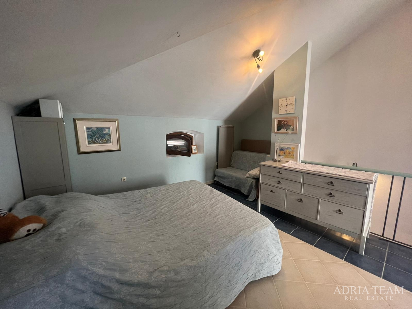 KUĆA U NIZU S APARTMANOM I POSLOVNIM PROSTOROM, IZVRSNA LOKACIJA I INVESTICIJA - PIROVAC, CENTAR