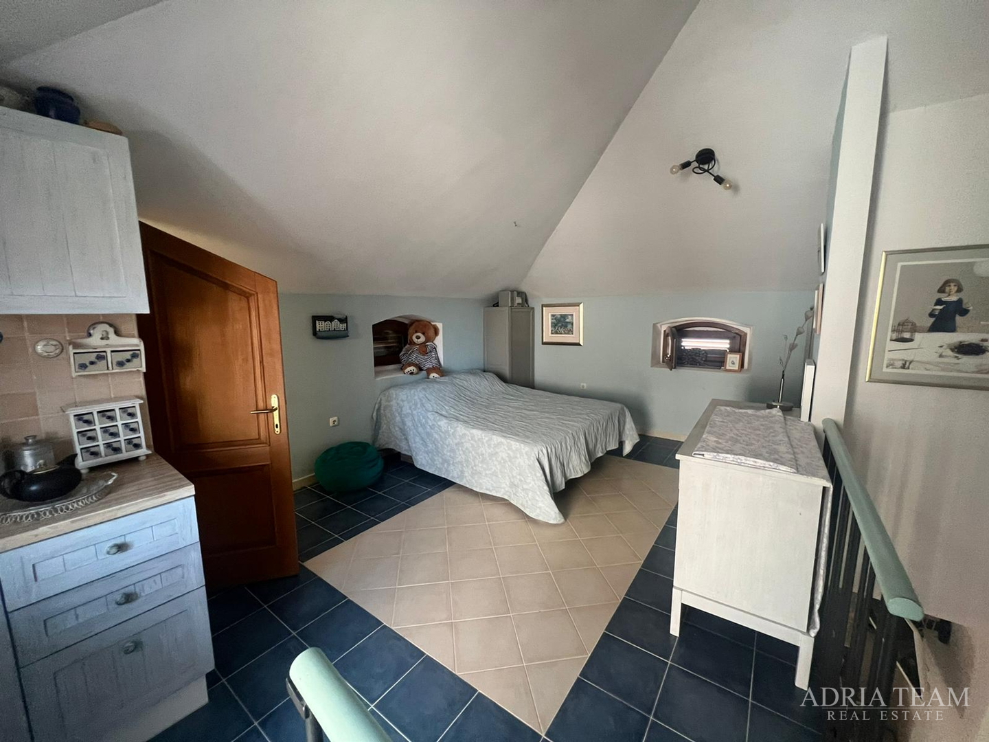 KUĆA U NIZU S APARTMANOM I POSLOVNIM PROSTOROM, IZVRSNA LOKACIJA I INVESTICIJA - PIROVAC, CENTAR